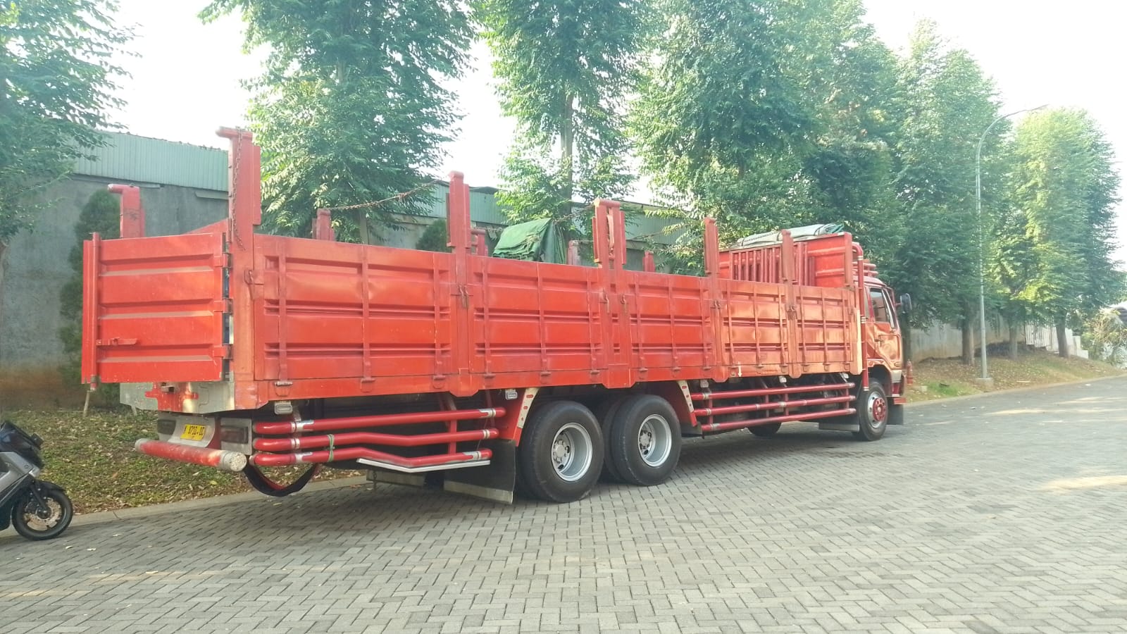 Tim BAImove saat proses loading barang pindahan rumah