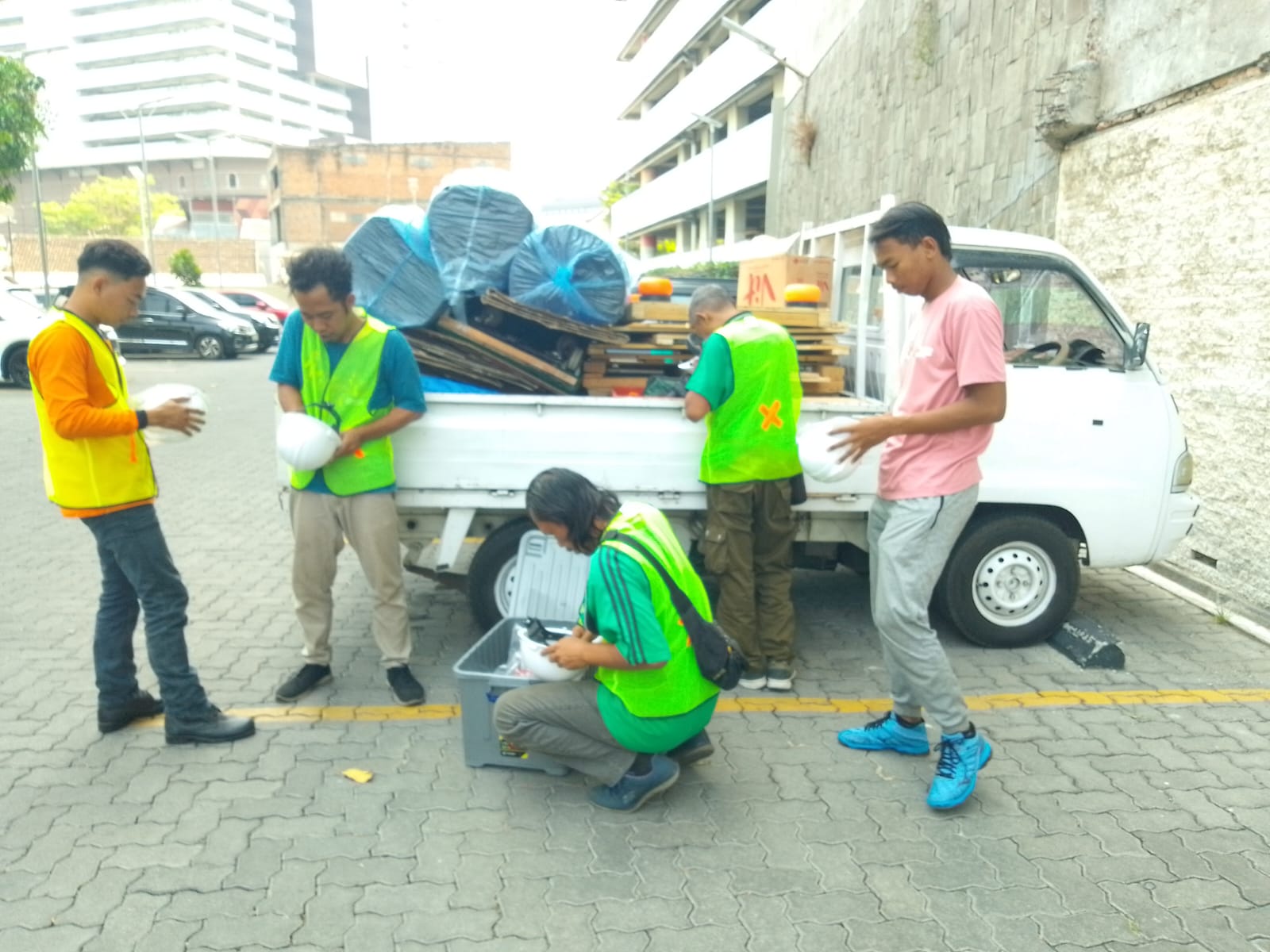 Proses bongkar muat di lokasi tujuan
