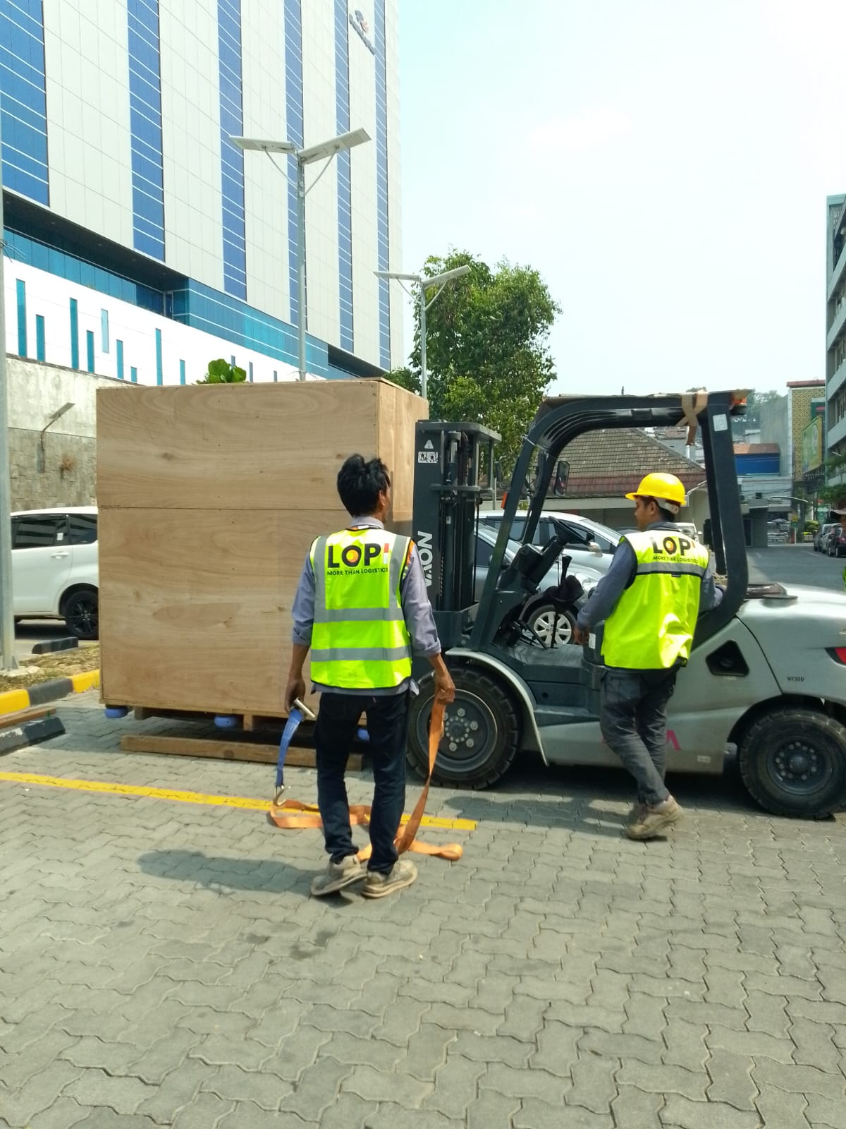 Packing dokumen kantor dengan aman